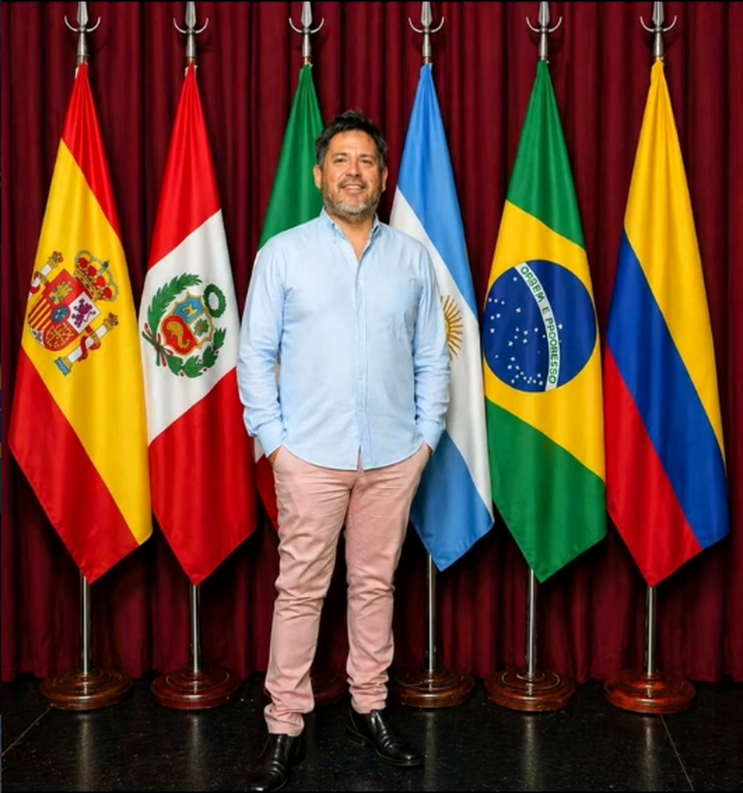 Sergio Fernández frente a banderas internacionales