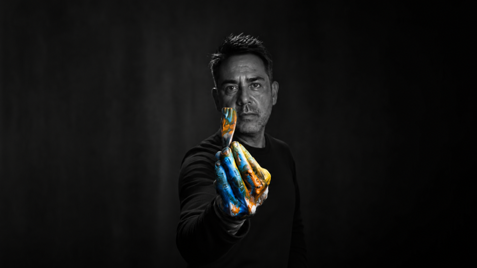 Sergio Fernández sosteniendo una espátula con pintura